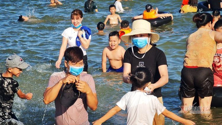 Du khách đeo khẩu trang tắm Du khách đeo khẩu trang tắm biển ở Sầm Sơnbiển ở Sầm Sơn